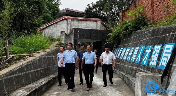 省应急管理厅防汛检查组检查安康水文站防汛备汛工作.jpg