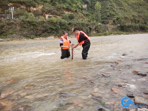 竹林关水文站新设水尺.jpg