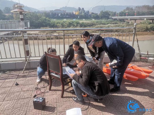 老师指导参赛选手进行ADCP测流.jpg