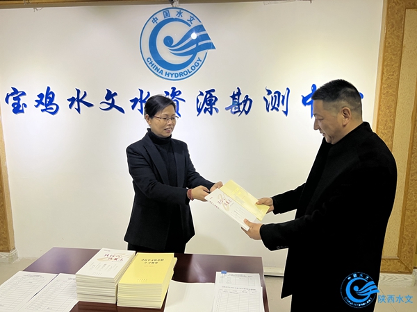 发放《强信心 促发展》、《习近平文化思想学习纲要》1.jpg